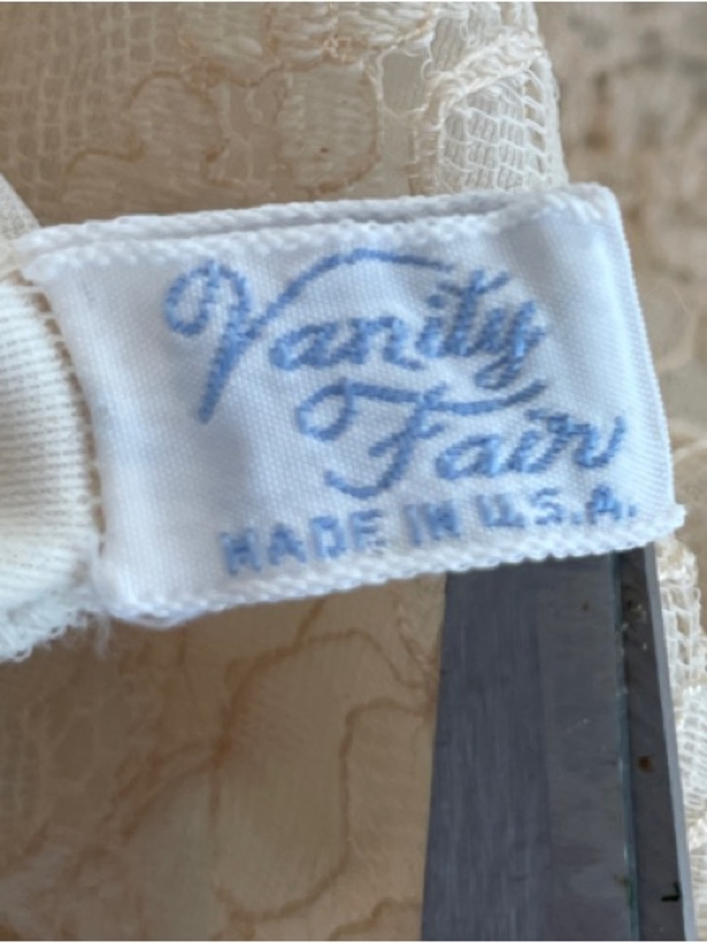 Vanity Fair Cream Lace-Trim Short Sleeve Vintage Top • 38 - Picture 14 of 16